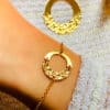 Vue face poignet buste avec une parure bracelet Lana et collier Charlie avec un grand rond ajouré en plaqué or et plaqué or martelée