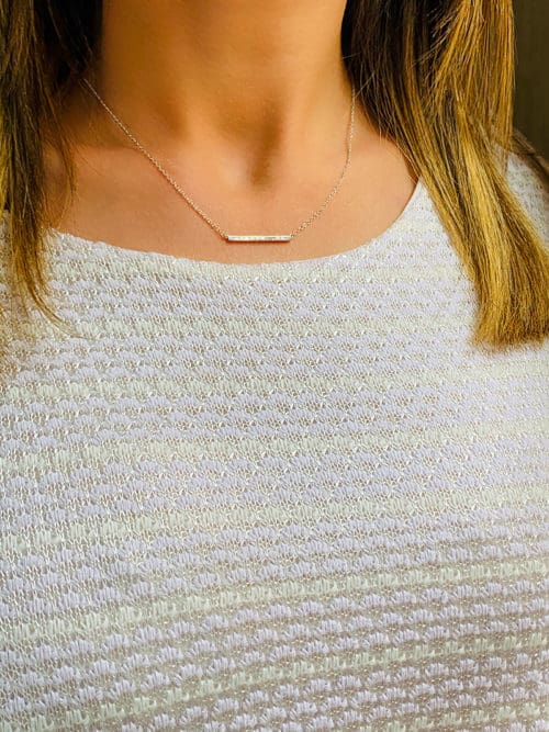 Vue de face buste de femme avec autour du cou le collier Margaux en argent avec une baguette de zirconium