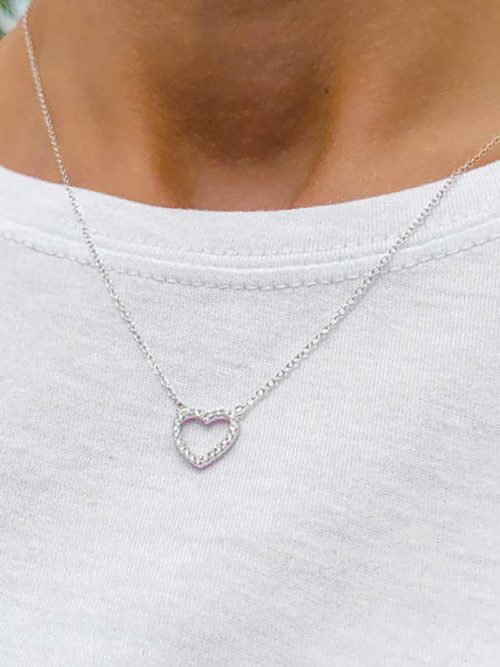 Vue face collier argent avec un coeur formé de zircons