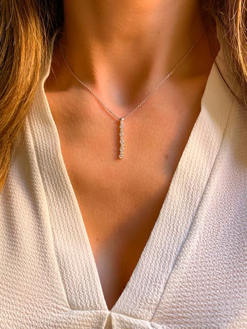 Vue de face gros plan cou de femme avec le collier Constance en argent avec des zirconc