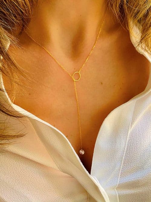 vue de face le collier Elise Doré représente un sautoir en plaqué or et diamant en zircon