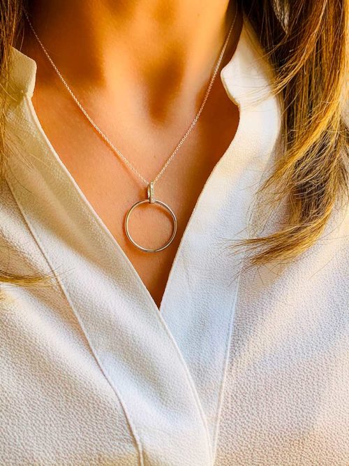 Vue de face collier en argent et zirconium pendentif cercle ajouré