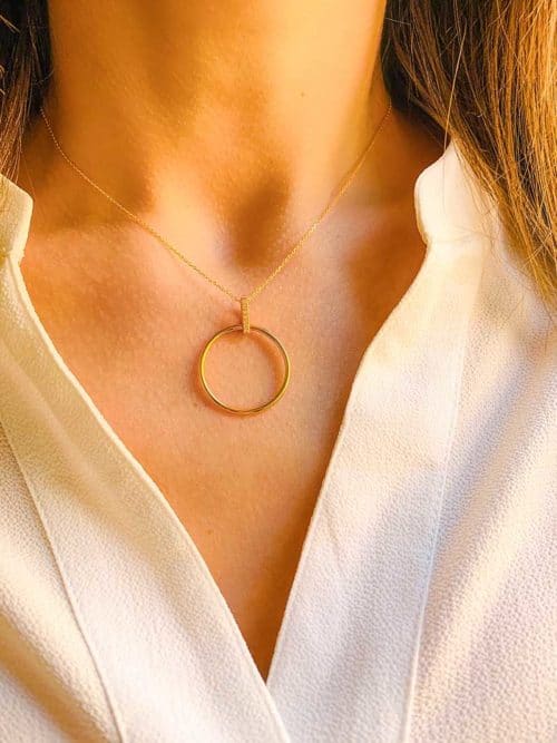 Vue de face collier pendentif en plaqué or et zircon en forme de cercle