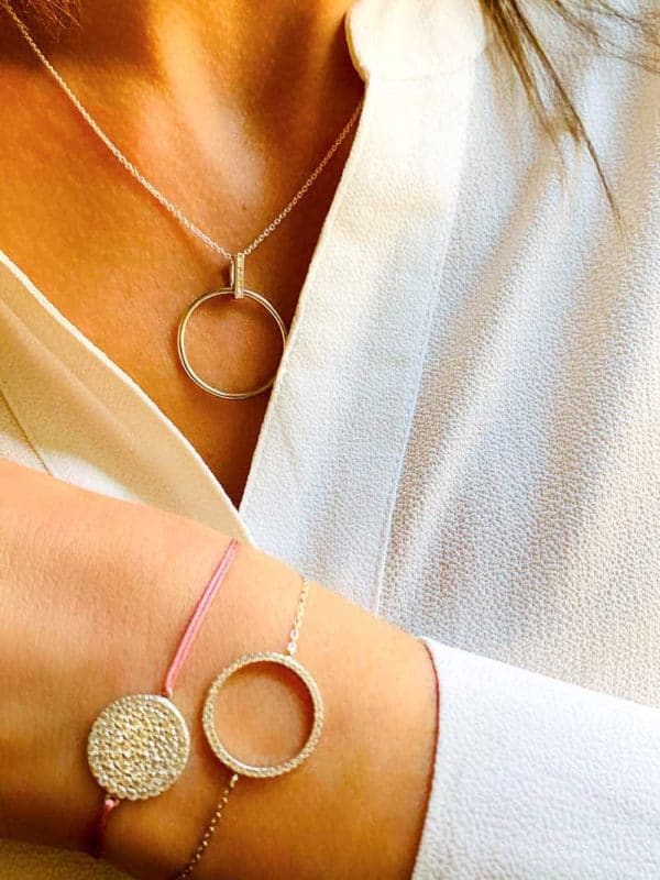 vue face bijoux argent en forme de cercle. Collier Lise, bracelet Soline et bracelet cordon Maya