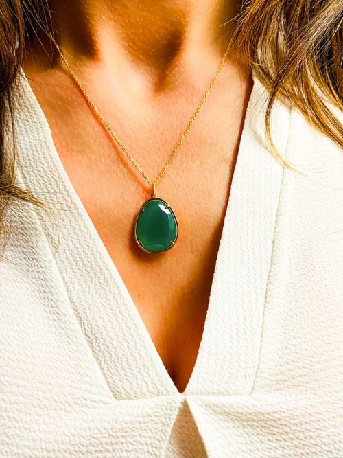 Vue de face gros plan buste avec collier en plaqué or avec une grosse pierre semi précieuse ovale en onyx vert