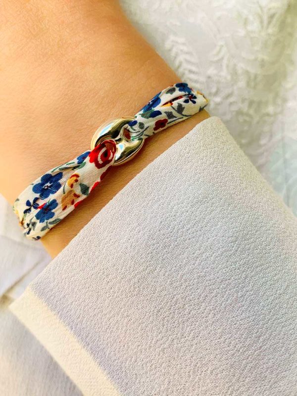 Vue de face gros plan poignet avec le bracelet cordon Alizée avec un cordon imprimé Liberty et une maille marine en argent