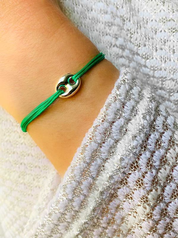 Vue de face gros plan poignet avec le bracelet cordon Alizée avec un cordon vert et une maille marine en argent