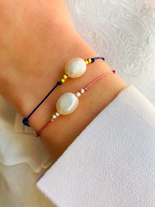 Vue de face gros plan poignet avec bracelet cordon Oriane avec perle baroque et petites perles en argent ou plaqué or