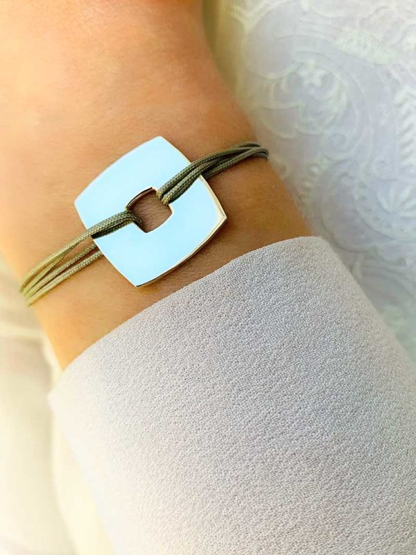 Vue de face gros plan poignet avec le bracelet cordon Charline avec une plaque carrée en argent