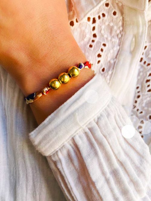 Bracelet cordon Charlotte Doré avec un cordon imprimé liberty en coton avec 3 perles en plaqué or