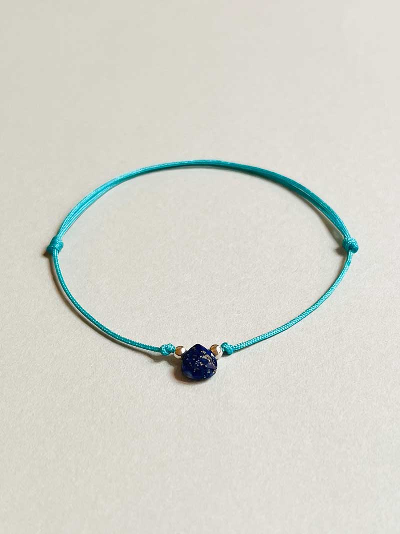 Gros plan bracelet cordon pierre semi précieuse lapis lazuli perles argent