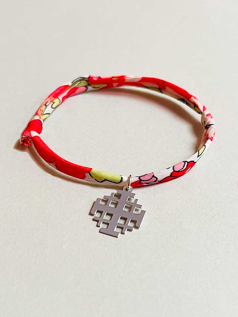 Gros plan bracelet cordon liberty croix Jérusalem argent
