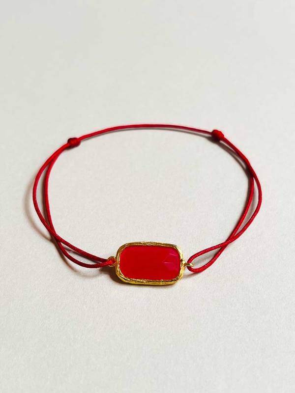 Gros plan bracelet cordon pierre semi précieuse calcédoine plaqué or