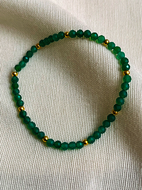 Gros plan bracelets pierres naturelles perles agate verte plaqué or