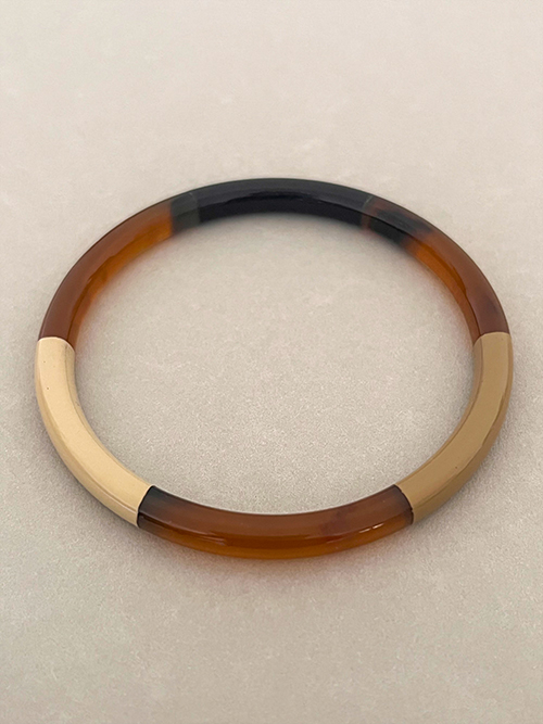 Gros plan bracelet jonc corne de buffle naturelle 3 couleurs nude noir