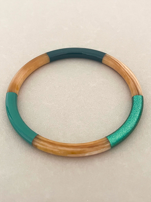 Gros plan bracelet jonc corne de buffle naturelle 3 couleurs jade