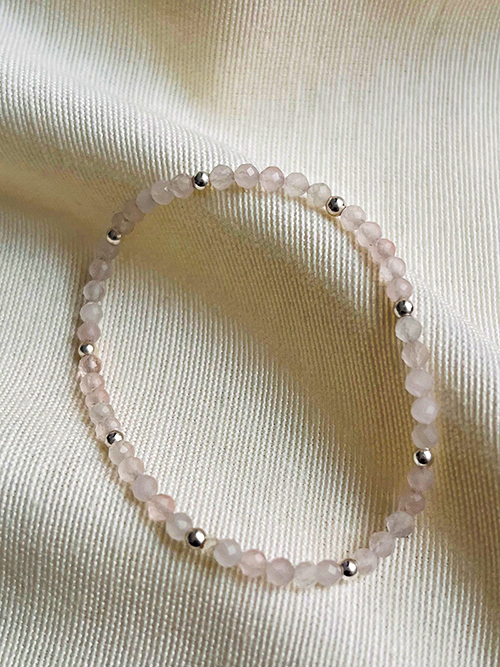 Gros plan bracelets élastique pierres naturelles perles quartz rose argent