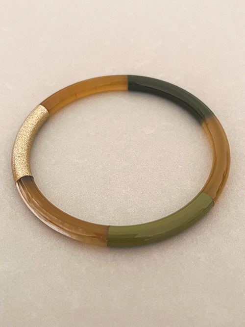 Gros plan bracelet jonc corne de buffle naturelle 3 couleurs kaki