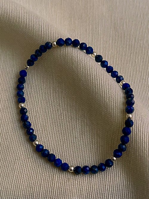 Gros plan bracelet élastique perles pierres naturelles lapis-lazuli argent