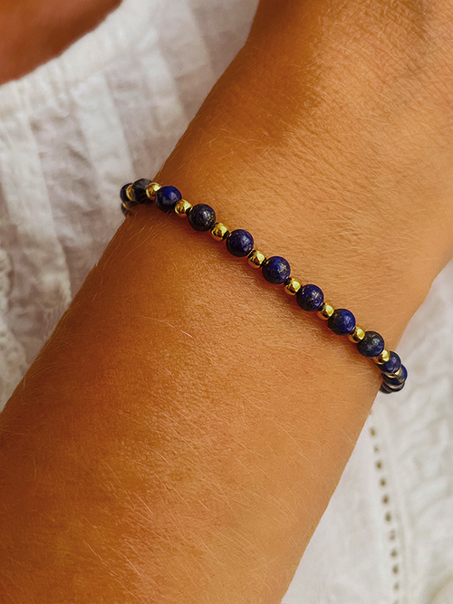 Gros plan bracelets pierres naturelles perles Lapis-Lazuli plaqué or