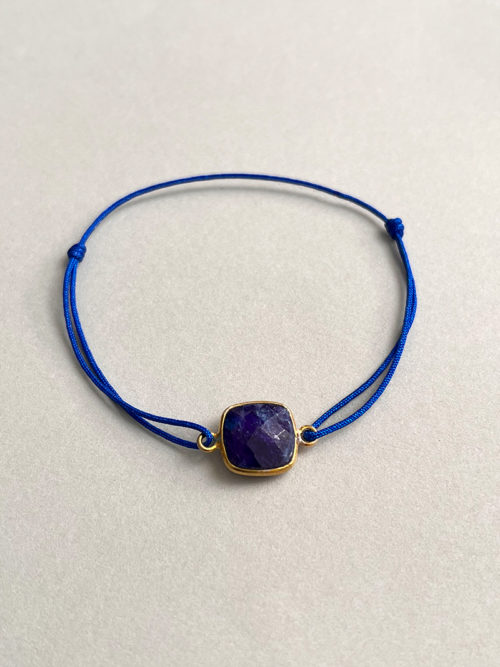 Gros plan bracelet élastique perles pierres naturelles lapis-lazuli plaqué or