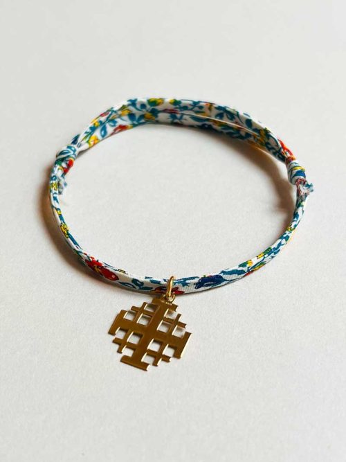 Gros plan bracelet cordon liberty croix Jérusalem plaqué or