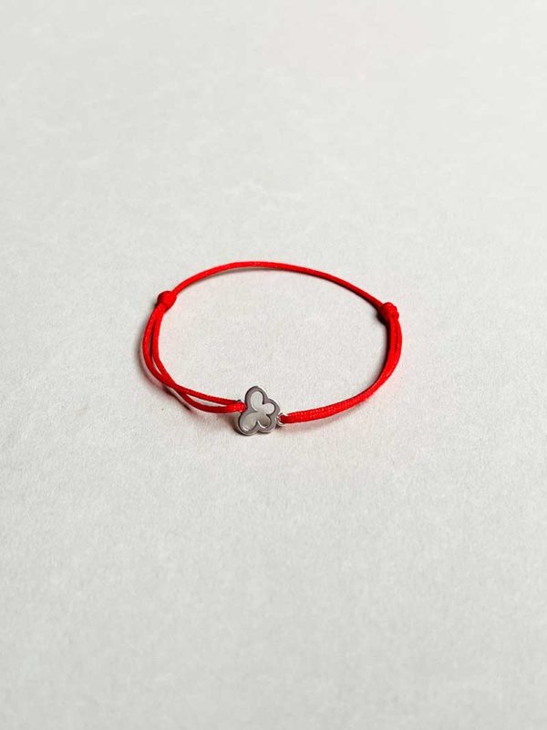 Bracelet cordon Petit Papillon avec un papillon ajouré en argent et un cordon rouge