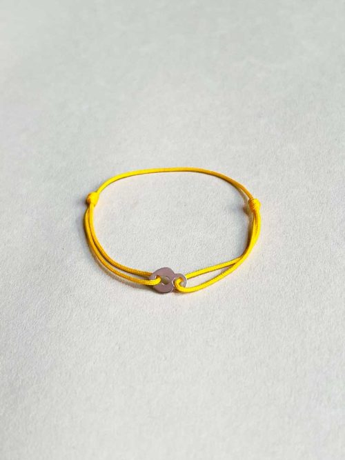 Bracelet cordon Petit Secret avec un coeur percé en son centre comme une serrure en argent et un cordon jaune