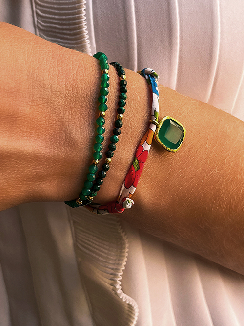 Gros plan bracelets cordon liberty et élastique pierres naturelles perles agate verte malachite plaqué or