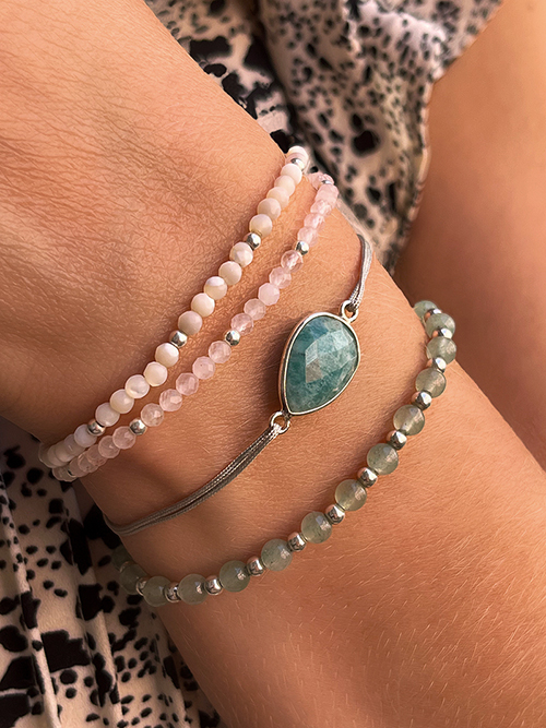 Gros plan bracelets perles pierres naturelles amazonite aventurine opale rose quartz