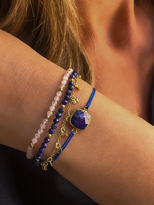 Gros plan bracelets élastiques cordons chaîne pierres naturelles perles Lapis-Lazuli quartz rose plaque martelée plaqué or