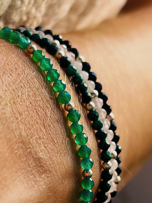 Gros plan bracelet élastique perles pierres naturelles onyx agate verte malachite quartz rose argent