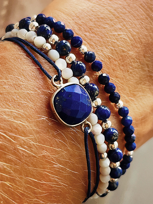 Très gros plan bracelets cordon et élastique pierres naturelles perles Lapis-Lazuli nacre argent