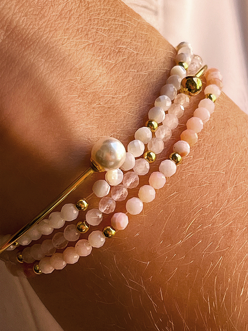 Gros plan bracelets pierres naturelles perles Nacre Opale Rose quartz rose plaqué or