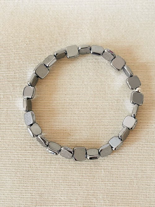 Gros plan bracelet élastique hématite argentée