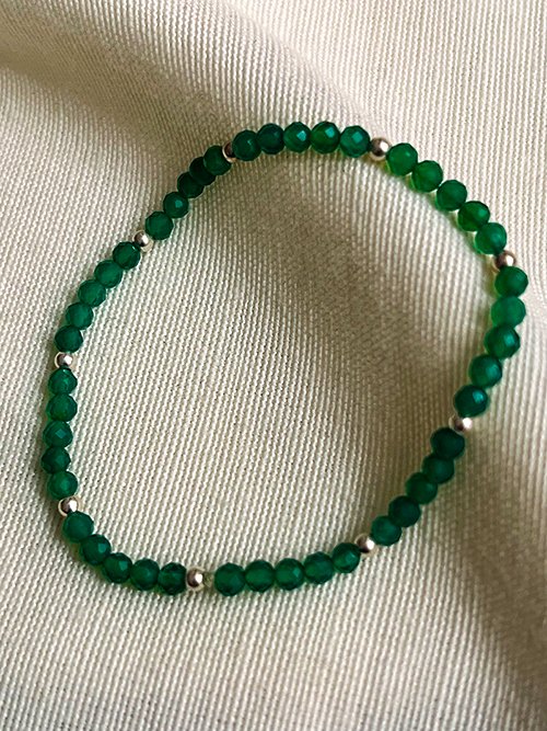 Gros plan bracelets pierres naturelles perles agate verte argent