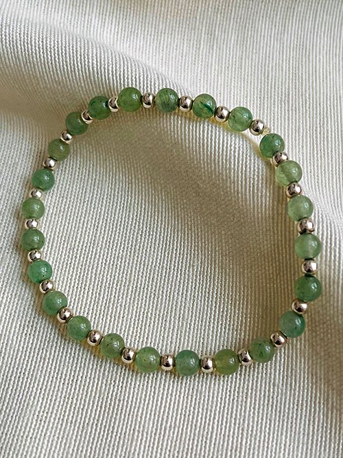Gros plan bracelets perles pierre naturelle aventurine argent