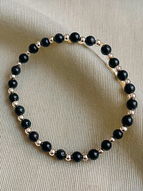 Gros plan bracelets pierres naturelles perles obsidienne argent