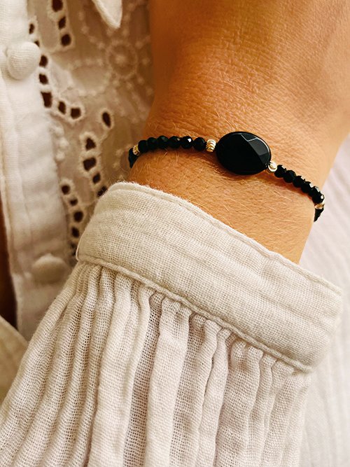 Gros plan bracelet élastique perles pierres naturelles onyx agate noire argent