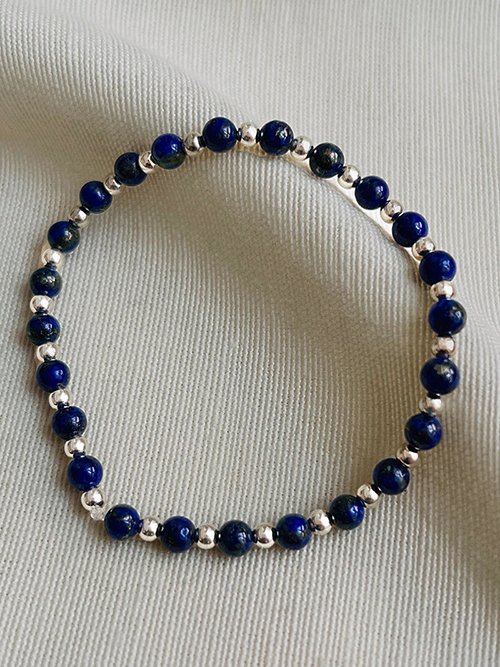 Gros plan bracelets pierres naturelles perles Lapis-Lazuli argent