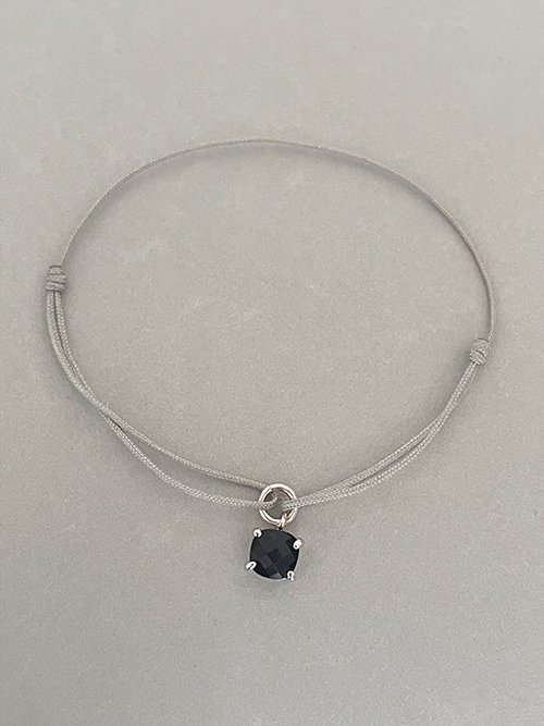 Gros plan bracelet cordon pierre naturelle agate noire carrée argent