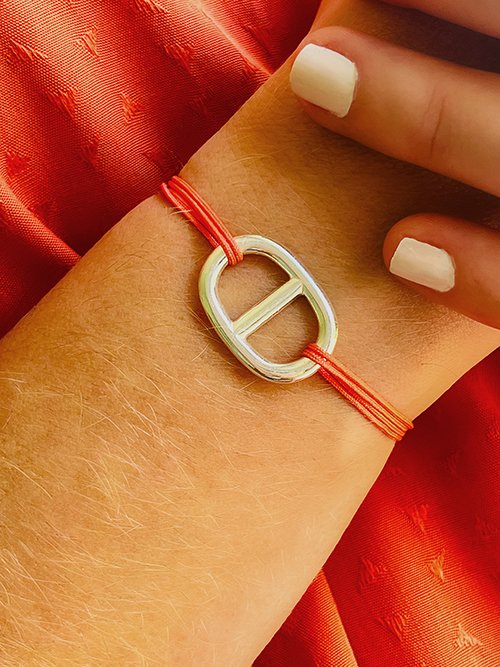 Gros plan bracelet cordon maille marine plaqué argent double cordon corail