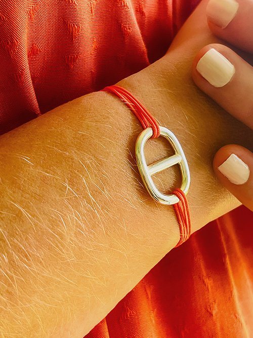 Très gros plan bracelet cordon maille marine plaqué argent double cordon corail