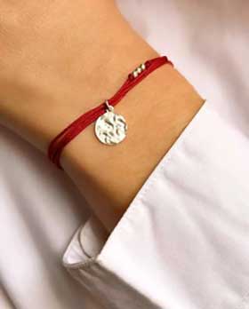 Bracelet cordon avec une plaque ronde martelée en argent