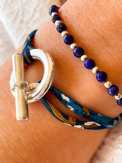 Gros plan bracelet cordon liberty fermoir toggle plaqué argent perles argent massif pierres naturelles lapis-lazuli