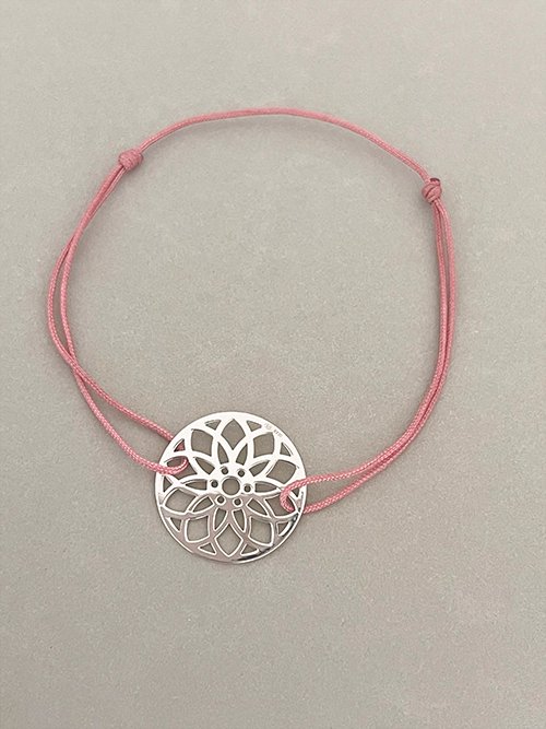 Gros plan bracelet cordon mandala argent