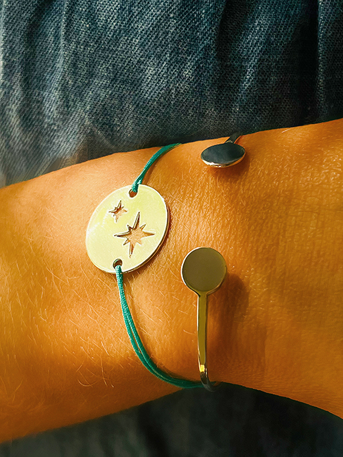 Gros plan bracelet cordon plaque ronde étoile polaires ajourées plaqué argent jonc ouvert argent massif