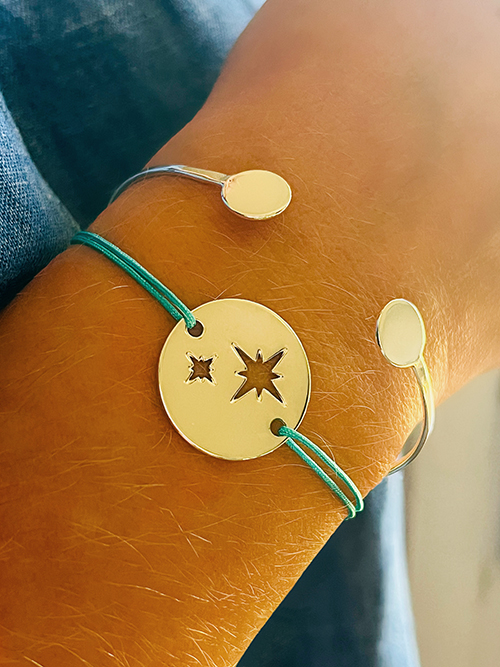 Gros plan bracelet cordon plaque ronde étoile polaires ajourées plaqué argent jonc ouvert argent massif