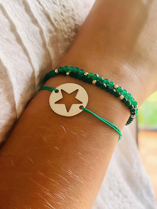 Très gros plan bracelet cordon plaque ronde étoile plaqué argent pierres naturelles malachite agate verte perles argent