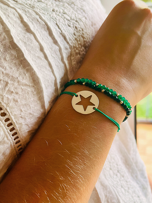Gros plan bracelet cordon plaque ronde étoile plaqué argent pierres naturelles malachite agate verte perles argent